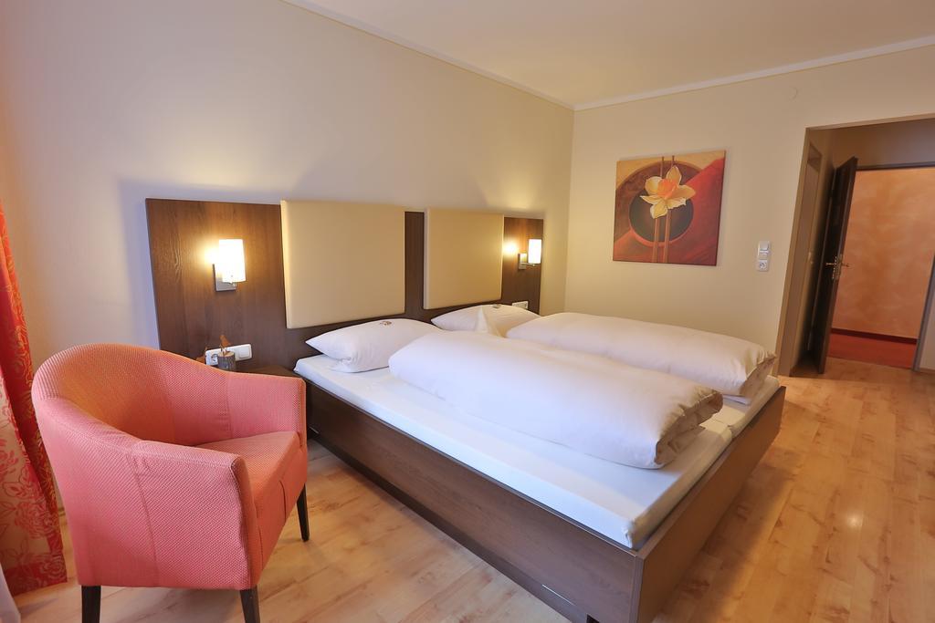 Hotel Bockmaier Oberpframmern Екстер'єр фото