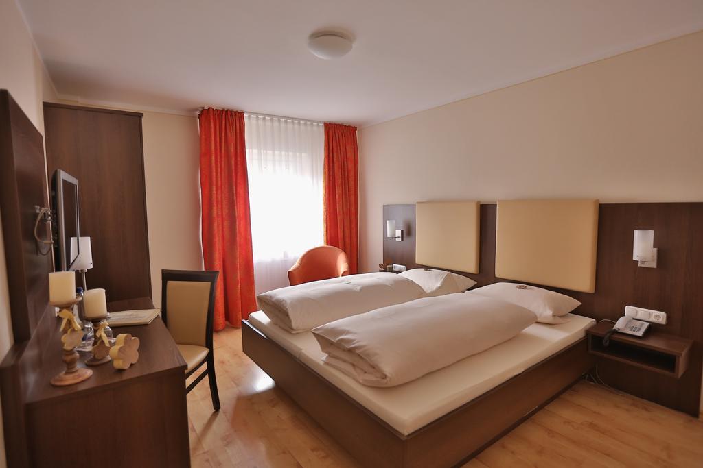 Hotel Bockmaier Oberpframmern Екстер'єр фото