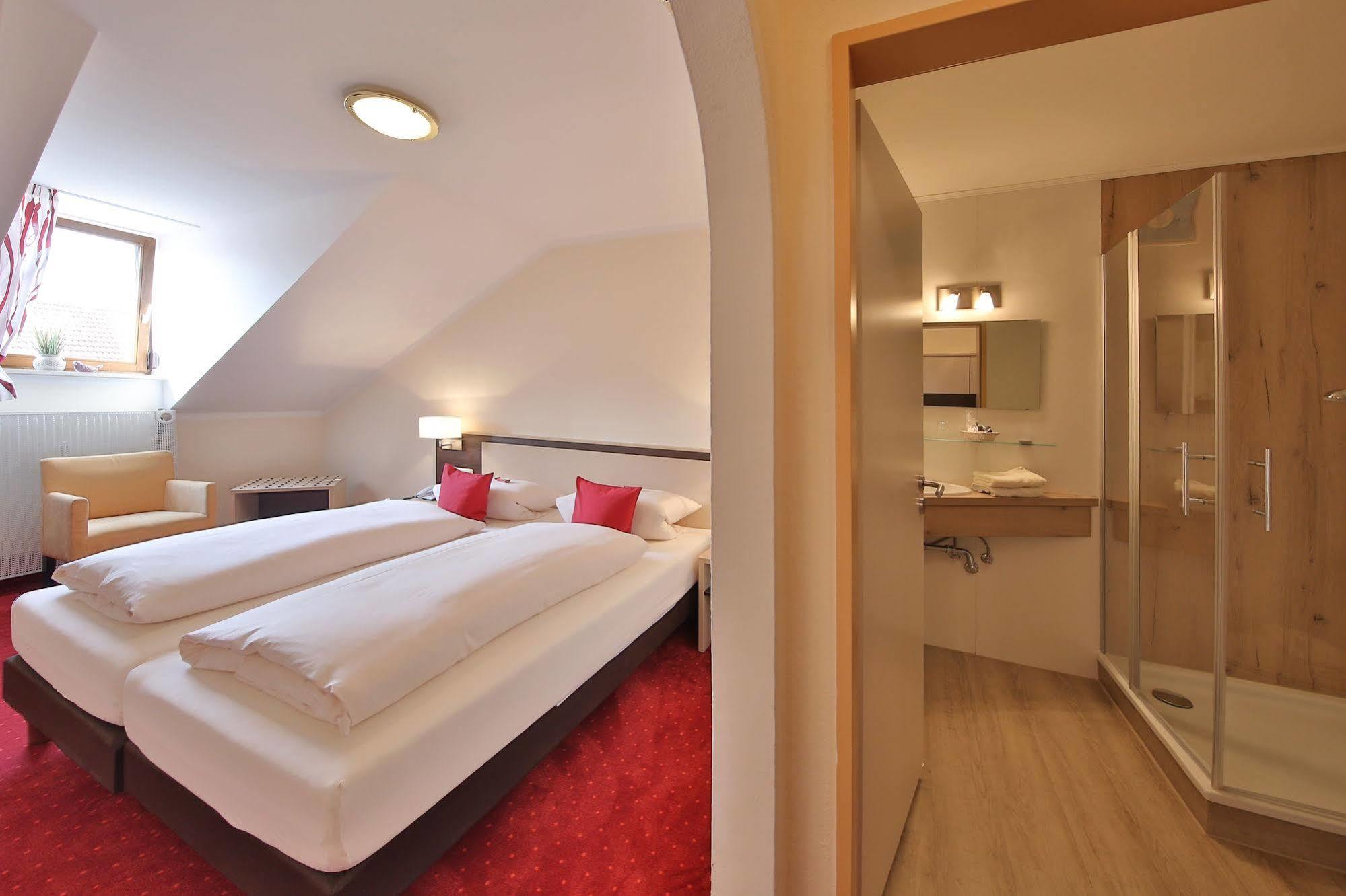 Hotel Bockmaier Oberpframmern Екстер'єр фото