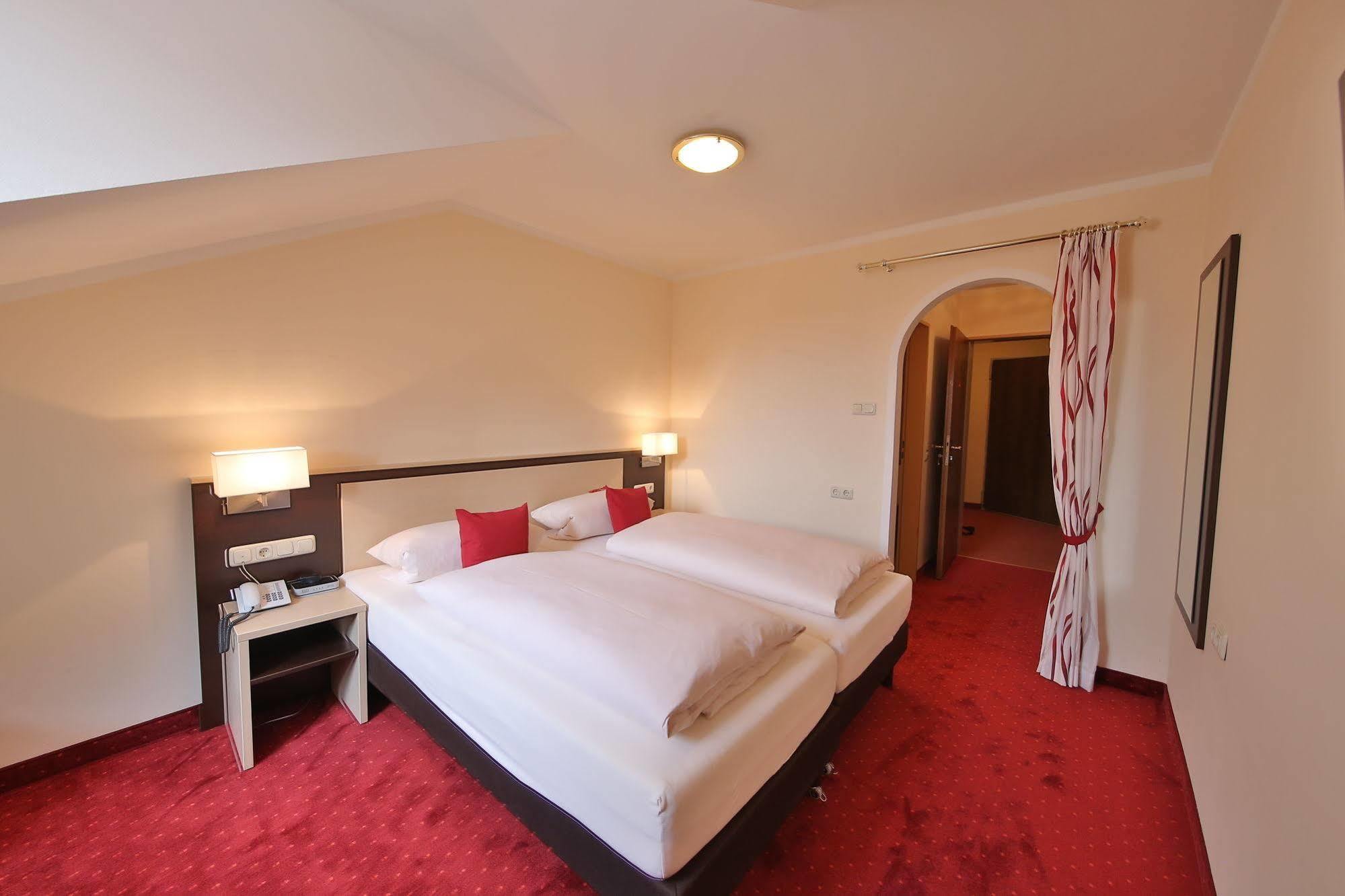 Hotel Bockmaier Oberpframmern Екстер'єр фото