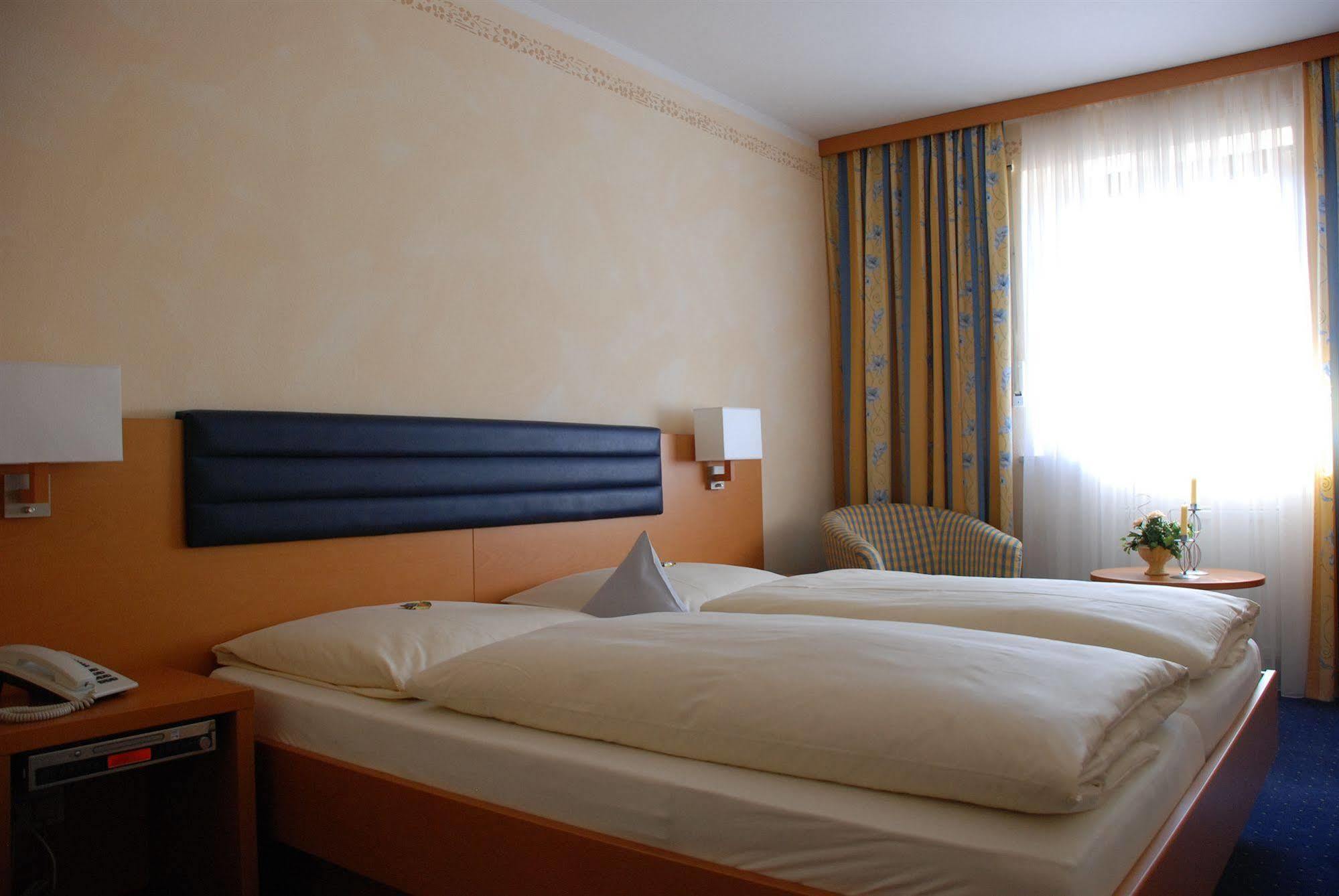 Hotel Bockmaier Oberpframmern Екстер'єр фото