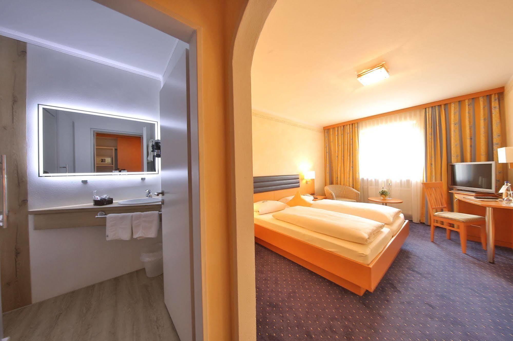 Hotel Bockmaier Oberpframmern Екстер'єр фото